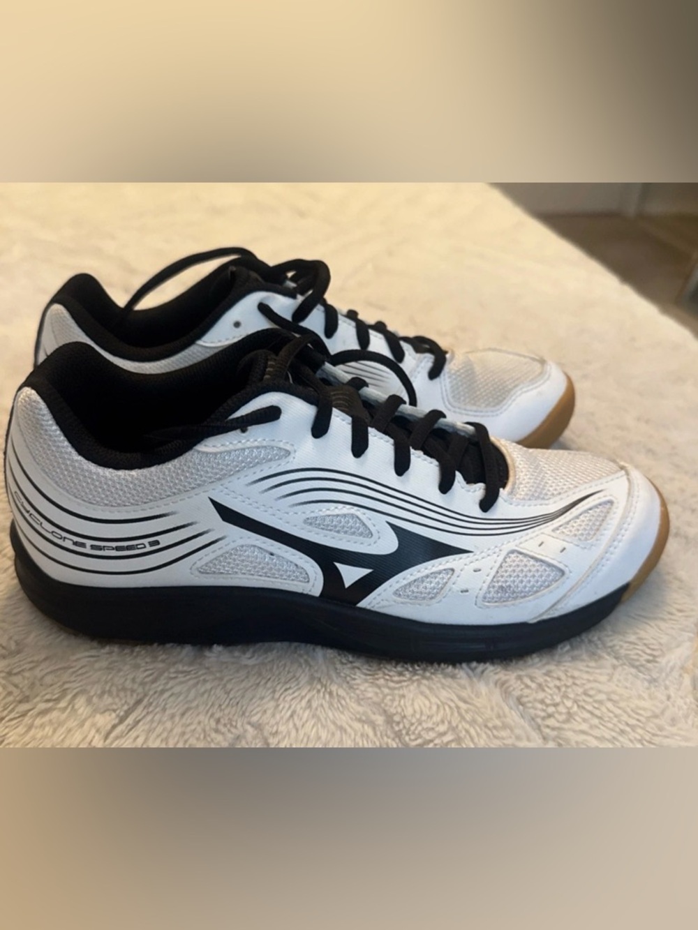 Mizuno White and Black Athletic Trainers size 8